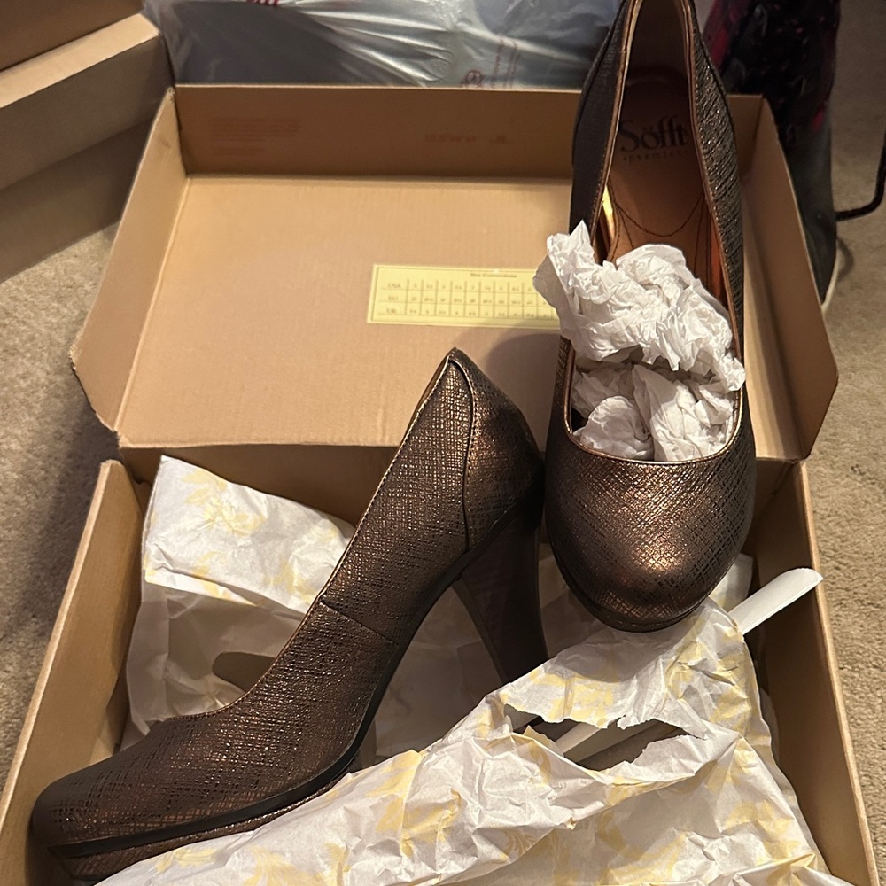Sofft Women's Textured Bronze Heels